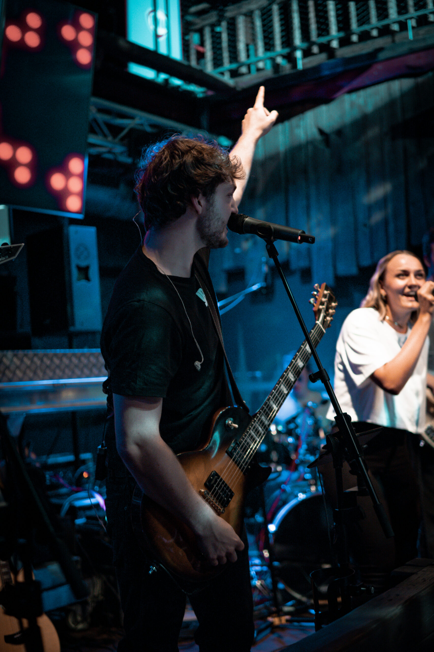 Tirols heißeste Partyband 'Youngblood' ist die Geheimwaffe für jedes Event in Österreich! Von traditionellen Alpenklängen bis hin zu modernen Hits - diese Musiker wissen, wie man die Menge zum Toben bringt. Buche 'Youngblood' und erlebe eine unvergessliche Party!