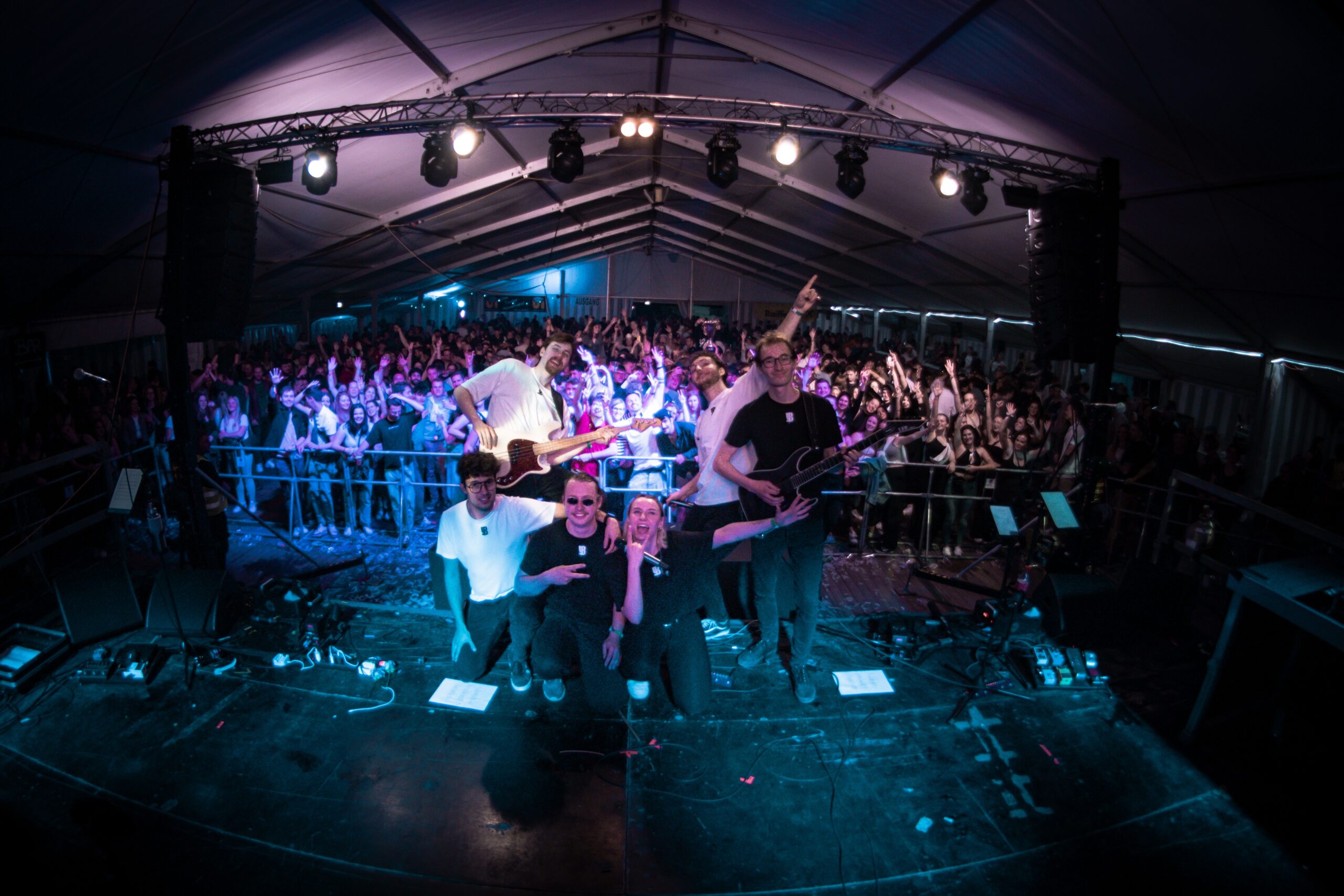 Partyband, Party, Youngblood, Tirol, Zeltfest, Band, Feier, Fest, Musik, Coverband, Liveband, Eventband, Stimmung, Tanzmusik, Maturaball, Hochzeit, Livemusik, Konzert, Auftritt, Bühnenmusik, Abendveranstaltung, Stimmungsmacher, Hits, Charts, Rock, Pop, Unterhaltung, Musikshow, Open Air, DJ-Ersatz, Bierzelt